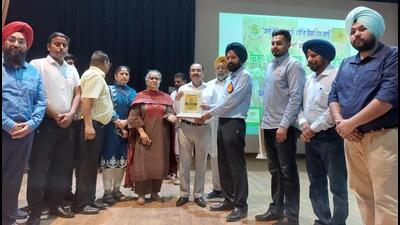 Divisional commissioner Chander Gaind addressing farmers on Tuesday. A pilot project named ridge farming for paddy direct sowing was launched at Baba Banda Singh Bahadur Engineering College, Fatehgarh Sahib, on Tuesday. (HT Photo)