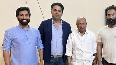 Top Congress strategist Ahmed Patel’s son Faisal Patel put out a photograph with veteran Congress leader AK Antony and his family hours after his tweet. (Twitter/mfaisalpatel)
