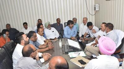 LMayor Balkar Sandhu addressing the meeting with councillors, opposing recent decision taken by the local bodies department, at Zone B office in Ludhiana on April 05, 2022, (Gurpreet Singh/HT)