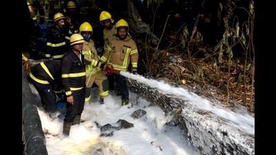 Fire personnel bringing fire caused by petrol-diesel pipeline leakage in Navi Mumbai under control on Tuesday. (BACHCHAN KUMAR/HT PHOTO) Fire personnel bringing fire caused by petrol-diesel pipeline leakage in Navi Mumbai under control on Tuesday. (BACHCHAN KUMAR/HT PHOTO)