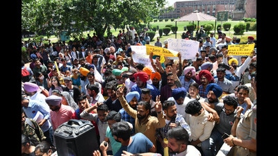Students protesting against the hike in mess, canteen rates at PU on Tuesday. (Ravi Kumar/HT) Students protesting against the hike in mess, canteen rates at PU on Tuesday. (Ravi Kumar/HT)