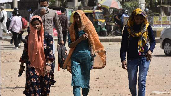 People protect themself from the scorching heat in the national capital region on Monday. (HT PHOTO) People protect themself from the scorching heat in the national capital region on Monday. (HT PHOTO)