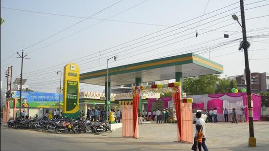 With the Maharashtra government reducing the Value Added Tax (VAT) on natural gas on April 1, MGL slashed the rates of CNG by ₹6 and PNG by ₹3.50/SCM (HT Photo)