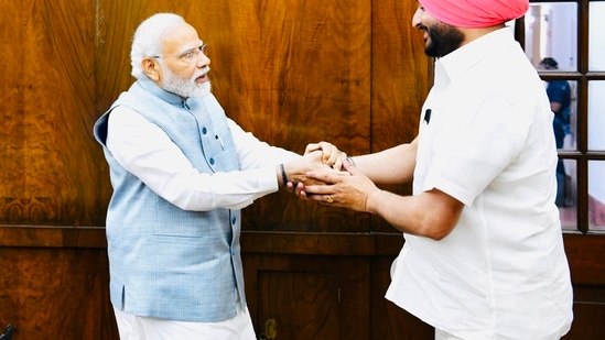 Ravneet Singh Bittu tweeted a picture with PM Modi. (Twitter) Ravneet Singh Bittu tweeted a picture with PM Modi. (Twitter)