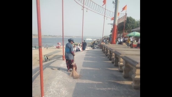 Varanasi municipal commissioner Pranay Singh has instructed city heath officer Dr NP Singh to strictly monitor the ongoing sanitation drive daily (HT photo)