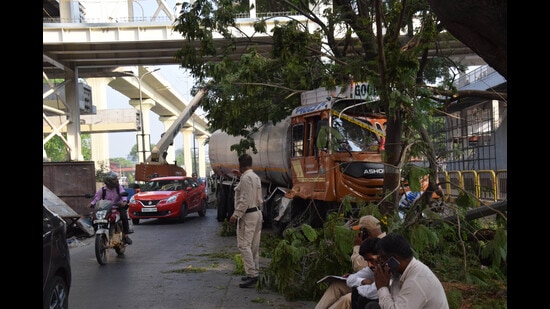 A truck heading towards Pune lost control near Bhosari metro station and collided with a tree on Tuesday. Pune traffic police have recorded 167 accidents and death of 78 people in road accidents in Pune city between January and March 2022. (HT PHOTO)