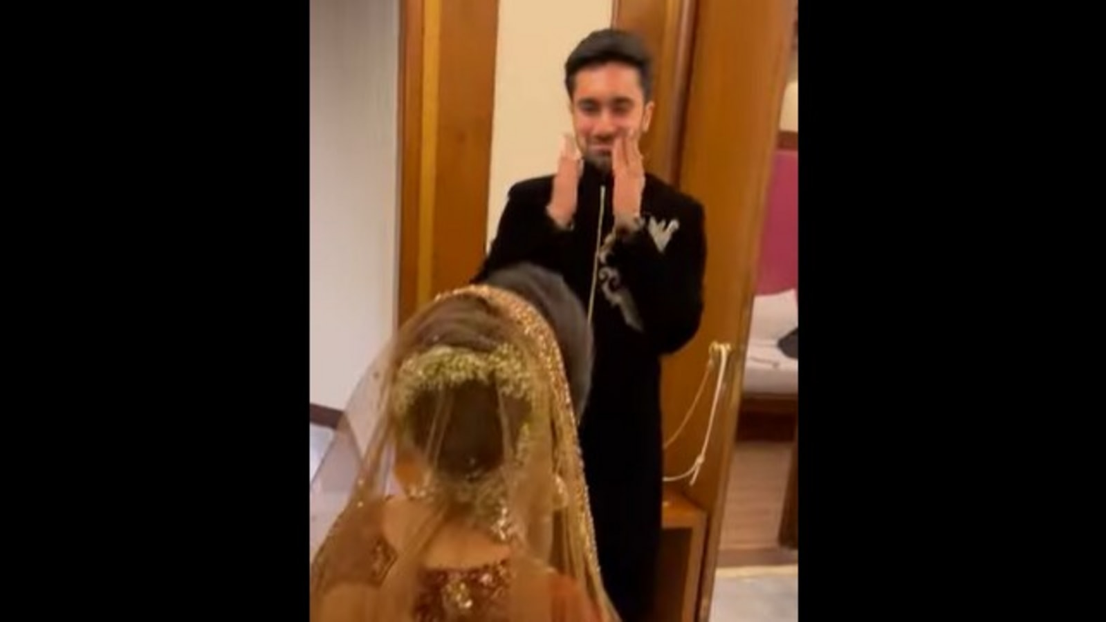 1599px x 900px - Brother's heartfelt reaction upon seeing his sister as a bride goes viral.  Watch | Trending - Hindustan Times