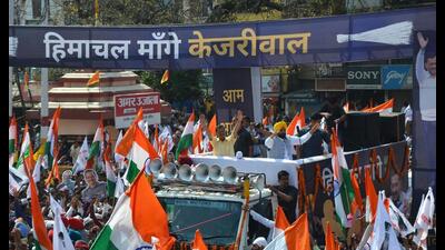 Accompanied by Punjab chief minister Bhagwant Mann, AAP national convener Arvind Kejriwal led the roadshow ‘Tiranga Yatra’ that covered less than a kilometre from the historic Victoria Bridge to the Seri Manch in the heart of Mandi, where it converged into a public meeting. Accompanied by Punjab chief minister Bhagwant Mann, AAP national convener Arvind Kejriwal led the roadshow ‘Tiranga Yatra’ that covered less than a kilometre from the historic Victoria Bridge to the Seri Manch in the heart of Mandi, where it converged into a public meeting.