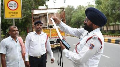 Over 30% of traffic police officers in Delhi have signs of asthma, lung congestion, throat irritation, while low bone density and joint aches were also found common among them. (Picture for representation only/Arvind Yadav-HT) Over 30% of traffic police officers in Delhi have signs of asthma, lung congestion, throat irritation, while low bone density and joint aches were also found common among them. (Picture for representation only/Arvind Yadav-HT)
