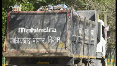 Ghaziabad, India - April 05, 2022: A garbage pickup truck at work in Sanjay Nagar, Sector 23, in Ghaziabad, India, on Tuesday, April 05, 2022. (Photo by Sakib Ali /Hindustan Times) Ghaziabad, India - April 05, 2022: A garbage pickup truck at work in Sanjay Nagar, Sector 23, in Ghaziabad, India, on Tuesday, April 05, 2022. (Photo by Sakib Ali /Hindustan Times)