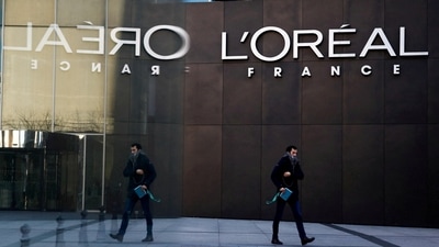 FILE PHOTO: The logo of French cosmetics group L'Oreal in the western Paris suburb of Levallois-Perret, France, February 7, 2020. REUTERS/Gonzalo Fuentes//File Photo (REUTERS)