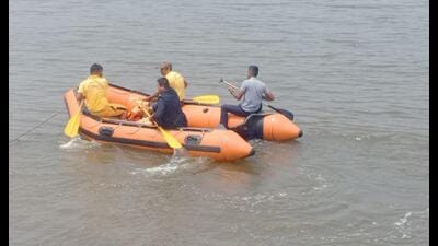 Search operations are on to find the 75-year-old fisherman who is feared drowned at Naglabunder creek in Thane. (HT PHOTO)