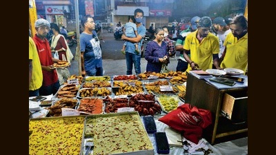 After a break of two years, the fairy lights twinkle around trees, lighting up Kausarbaug in Kondhwa, which has become a hub for delicious iftar food. (Shankar Narayan/HT PHOTO) After a break of two years, the fairy lights twinkle around trees, lighting up Kausarbaug in Kondhwa, which has become a hub for delicious iftar food. (Shankar Narayan/HT PHOTO)