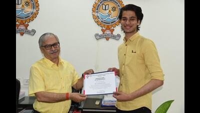 MNNIT student Lokesh Raj Singhi being congratulated by director Prof RS Verma (HT Photo)