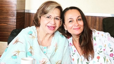 Soni Razdan reunited with Helen after 20 years. Soni Razdan reunited with Helen after 20 years.