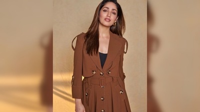 The various button components and loops make the jacket uber-trendy and stylish. (Instagram/@yamigautam)
