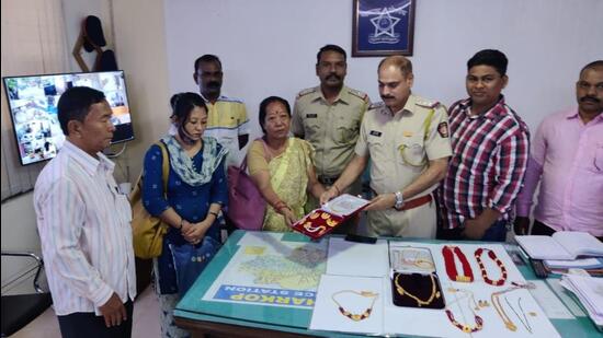 Mumbai police recover lost bag with gold jewellery worth ₹8 lakh from auto-rickshaw
