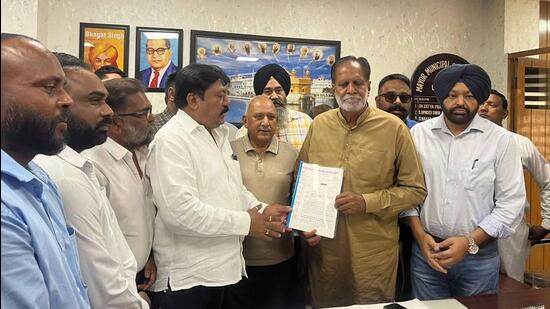 MC employees handing over the memorandum, to demand regularisation of contractual staff, to the mayor Balkar Sandhu at his office in Ludhiana on April 06, 2022. (Gurpreet Singh/HT)