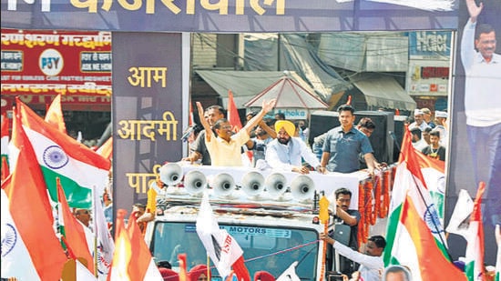 Delhi CM Arvind Kejriwal and Punjab CM Bhagwant Mann at the roadshow in Mandi on Wednesday. (AAP/Twitter)
