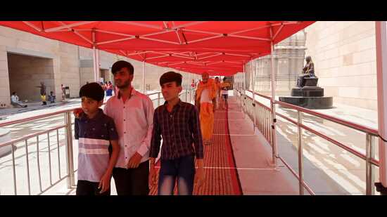 Canopies were erected and a carpet laid out to save devotees from the sun. (HT Photo)