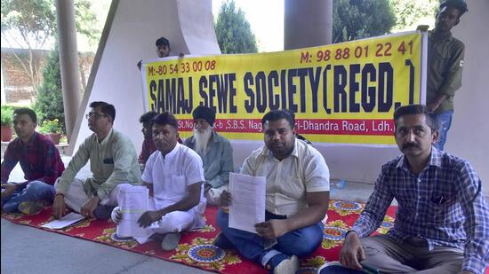 Shopkeepers and members of Samaj Sewa Society protesting against GLADA office over alleged illegal conversion of flats into commercial shops in Dugri area in Ludhiana on April 06, 2022. (Gurpreet Singh/HT)