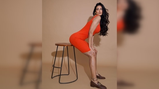 Holding her luscious hair with her hands and sitting on a stool, Esha Gupta struck a sultry pose for the camera.(Instagram/@egupta)