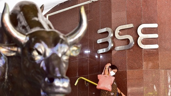 Closing bell: Sensex drops by 566 points to end day at 59,610, Nifty closes at 17,798.(MINT_PRINT)