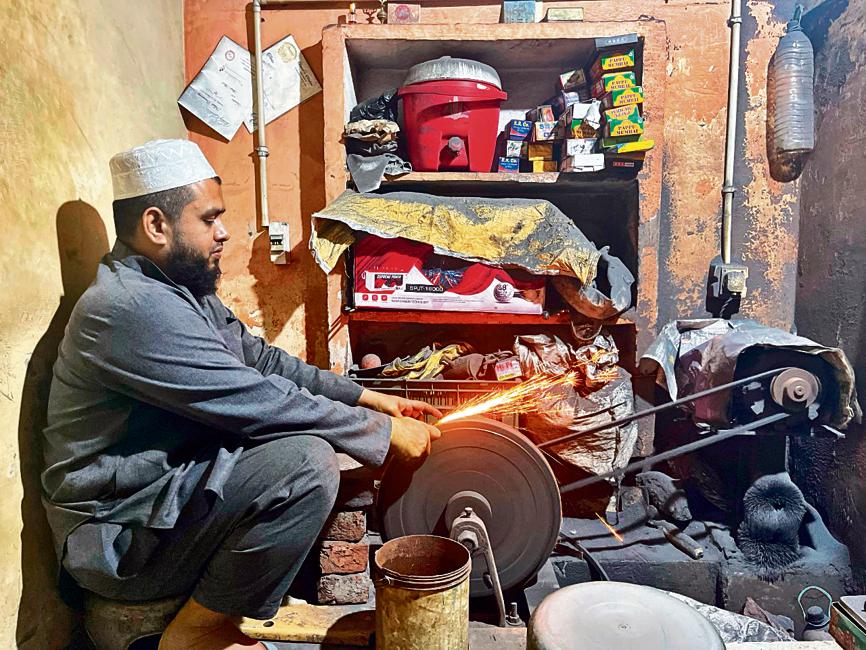 While professional blade sharpeners are few in numbers in the city, they are still occasionally sighted on the streets. While professional blade sharpeners are few in numbers in the city, they are still occasionally sighted on the streets.
