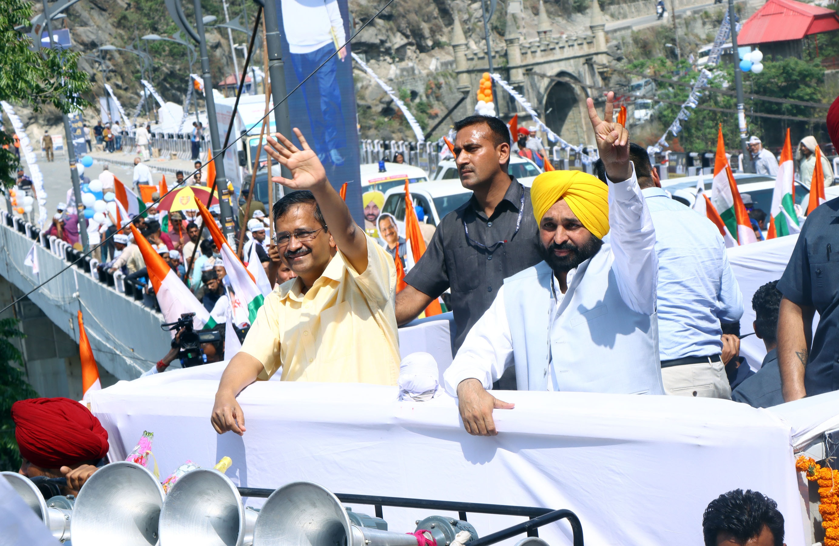 AAP national convener Arvind Kejriwal and Punjab chief minister Bhagwant Maan during roadshow in Mandi on Wednesday (Birbal Sharma/HT) AAP national convener Arvind Kejriwal and Punjab chief minister Bhagwant Maan during roadshow in Mandi on Wednesday (Birbal Sharma/HT)
