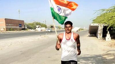 Suresh Bhinchar from Rajasthan’s Sikar ran for 350 km to reach Delhi, planning to urge the Union government to resume recruitment for the Indian army. (HT PHOTO.)