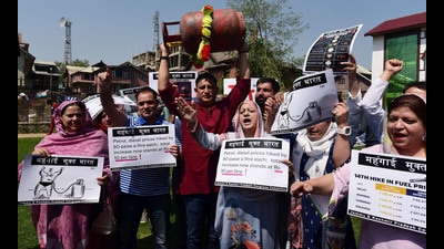 Congress party activists protesting against rising inflation in Srinagar on Thursday. (Waseem Andrabi/Hindustan Times)