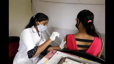 Ever since the state government lifted restrictions and made wearing masks a voluntary act, Pune district saw a gradual decrease in vaccination in the first week of April. (HT FILE PHOTO)