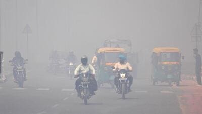 Commuters passing by the areas near the Dadumajra landfill complained of breathing and visibility issues for the second consecutive day. (Ravi Kumar/HT) Commuters passing by the areas near the Dadumajra landfill complained of breathing and visibility issues for the second consecutive day. (Ravi Kumar/HT)