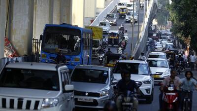 At least 35,000 to 40,000 vehicles pass in one hour daily during peak hours at Nal Stop. (Rahul Raut/HT PHOTO) At least 35,000 to 40,000 vehicles pass in one hour daily during peak hours at Nal Stop. (Rahul Raut/HT PHOTO)