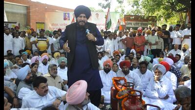 A public spat between former state unit chief Navjot Singh Sidhu and Punjab Youth Congress president Brinder Singh Dhillon overshadowed the protest held by the Punjab Congress in Chandigarh on Thursday against rising fuel prices in the country. (Keshav Singh/HT) A public spat between former state unit chief Navjot Singh Sidhu and Punjab Youth Congress president Brinder Singh Dhillon overshadowed the protest held by the Punjab Congress in Chandigarh on Thursday against rising fuel prices in the country. (Keshav Singh/HT)
