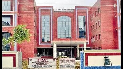 Five more councillors of the Amritsar municipal corporation (MC) on Thursday joined the Aam Aadmi Party (AAP). Till now, 33 of the 84 councillors in the House have joined the AAP.
