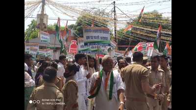 The police used force on party workers as they marched towards the Raj Bhawan as part of the campaign and detained several of them, said a UPCC press release. (HT) The police used force on party workers as they marched towards the Raj Bhawan as part of the campaign and detained several of them, said a UPCC press release. (HT)