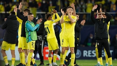 Champions League - Quarter Final - First Leg - Villarreal v Bayern Munich - Estadio de la Ceramica, Villarreal, Spain - April 6, 2022 Villarreal's Pau Torres applauds fans after the match&nbsp; (REUTERS)