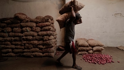 nA man carries sacks of red onions at a market, amid the country's economic crisis in Colombo, Sri Lanka, April 7, 2022. REUTERS/Dinuka Liyanawatte (REUTERS)