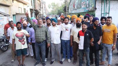 Manjit Nagar residents protesting against FIR registered by police on Thursday. (Gurpreet Singh/HT)