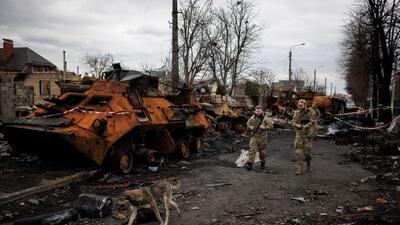 Ukrainian soldiers walk past a destroyed Russian tank amid Russia's invasion of Ukraine, in Bucha in Kyiv region in Ukraine. (REUTERS PHOTO.) Ukrainian soldiers walk past a destroyed Russian tank amid Russia's invasion of Ukraine, in Bucha in Kyiv region in Ukraine. (REUTERS PHOTO.)