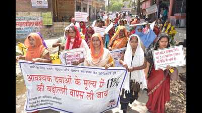 The locals taking out a march in Rajatalab area of Varanasi, in protest against hike in prices of essential medicines. (HT) The locals taking out a march in Rajatalab area of Varanasi, in protest against hike in prices of essential medicines. (HT)
