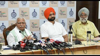 Haryana CM Manohar Lal Khattar addressing the media in Chandigarh on Wednesday. Also seen are sports minister Sandeep Singh and state’ Punjabi Sahitya Academy vice-president Gurvinder Singh. (HT Photo)