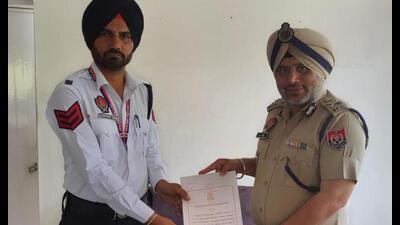Additional director general of police (ADGP-traffic) Amardeep Singh Rai gave a commendation certificate to head constable Gurpreet Singh and wished him good luck.