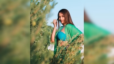 The set comprises a strapless padded bandeau tie-up, high waisted pants and a floaty Alba cape in drool-worthy colour pops. (Instagram/@aslisona)