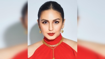 Huma Qureshi captioned her post, "When Sanam and I agree that ….Red is my color .. haina ?? #red #dress." (Instagram/@iamhumaq) Huma Qureshi captioned her post, "When Sanam and I agree that ….Red is my color .. haina ?? #red #dress." (Instagram/@iamhumaq)