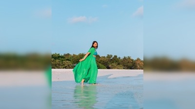 Sonakshi Sinha straightened her long, luscious hair and left it open and wore minimal makeup. (Instagram/@aslisona)
