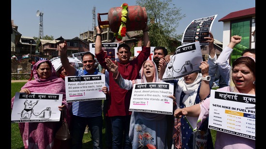 Congress party activists protesting against rising inflation in Srinagar on Thursday. (Waseem Andrabi/Hindustan Times)