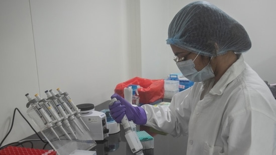 The XE appears to be the result of a recombination of the BA.1 and BA.2, the first two Omicron variant lineages that spread widely.(Pratham Gokhale/HT file photo) The XE appears to be the result of a recombination of the BA.1 and BA.2, the first two Omicron variant lineages that spread widely.(Pratham Gokhale/HT file photo)