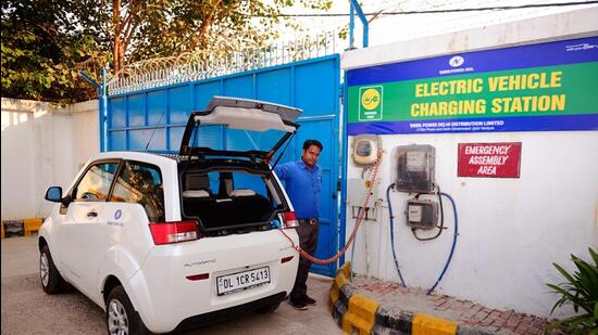 Delhi sold 3,406 electric vehicles in January this year (8% of total vehicle sales that month), 4,547 (10.7%) in February and 5,996 (12.6%) in March. This number touched 962 in the first six days of April, making up 8.5% of all vehicles sold in this time. (Picture for representation only/HT Archive)